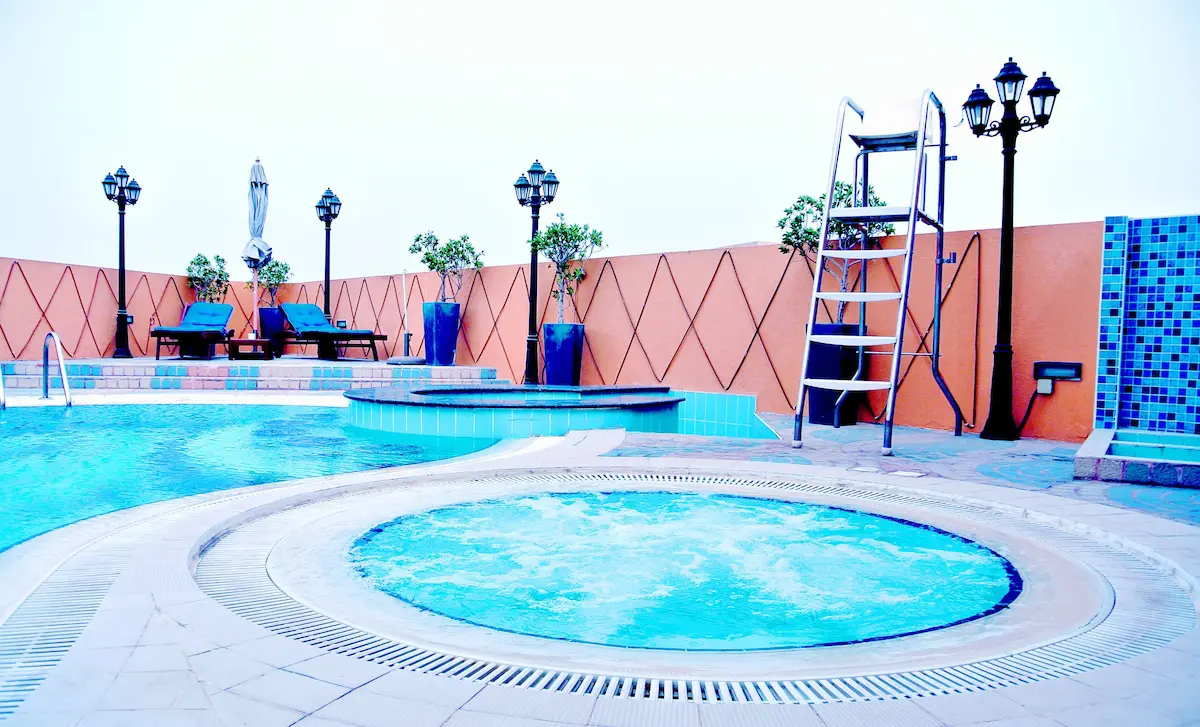 جکوزی هتل هاوارد جانسون بای ویندهام بر دبی